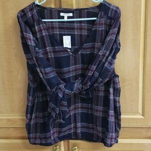 Short v neck XL maurices brand new!